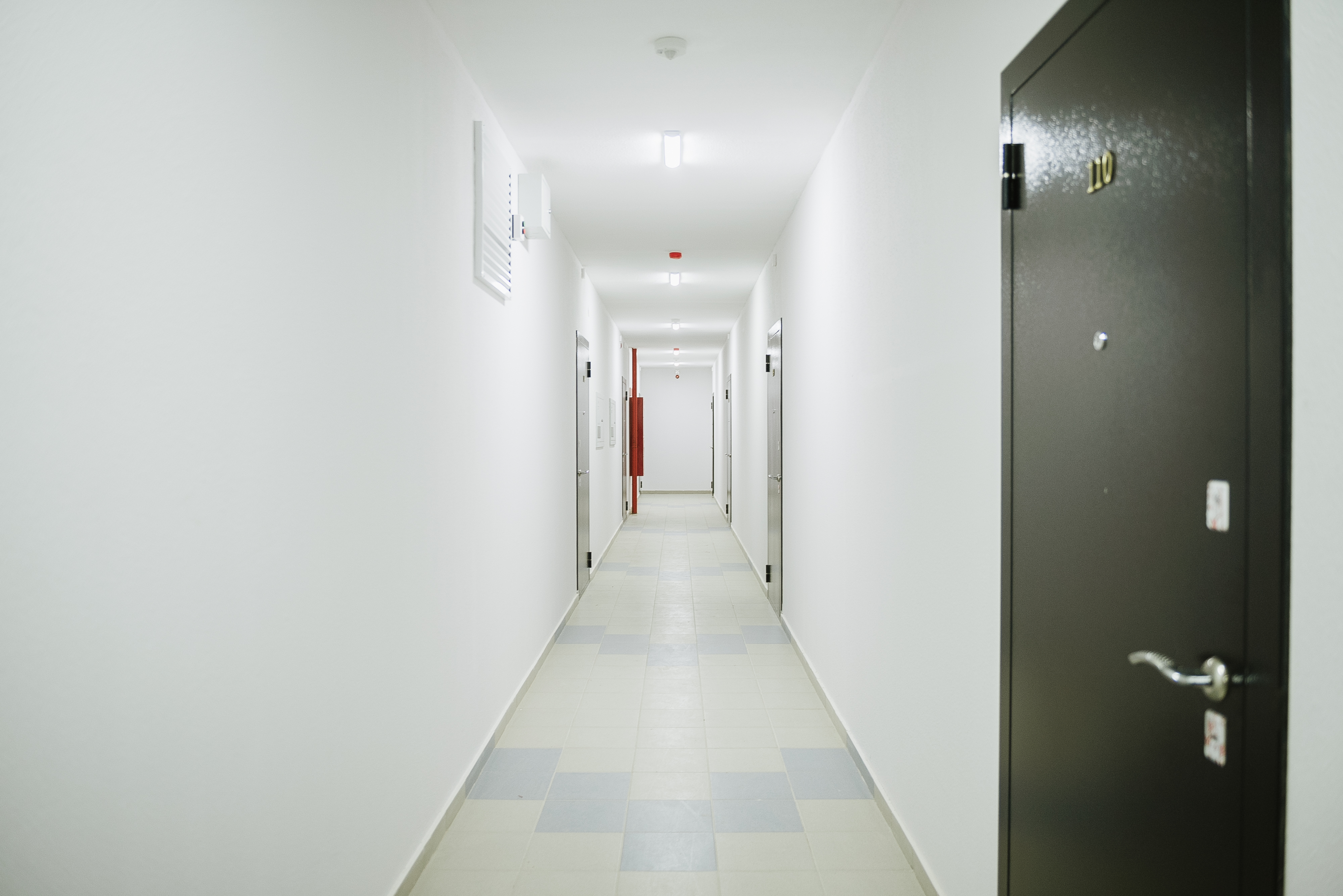 Не допускается размещать встроенные шкафы в коридорах на путях эвакуации